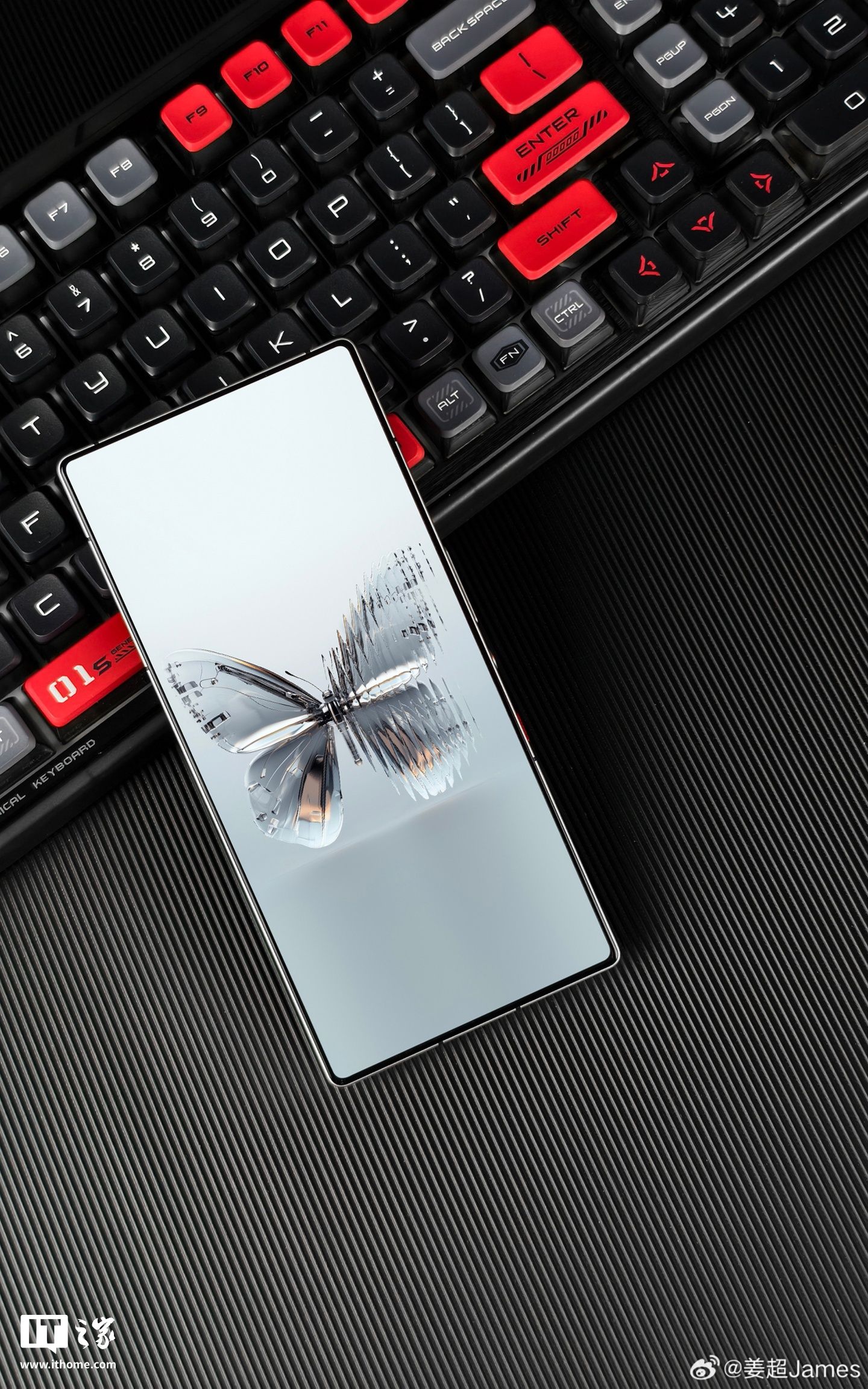 红魔 10 Pro 真机实拍公布:主屏、FDC 孔内像素物理 PPI 完全一致 红魔 10 Pro 真机实拍公布:主屏、FDC 孔内像素物理 PPI 完全一致